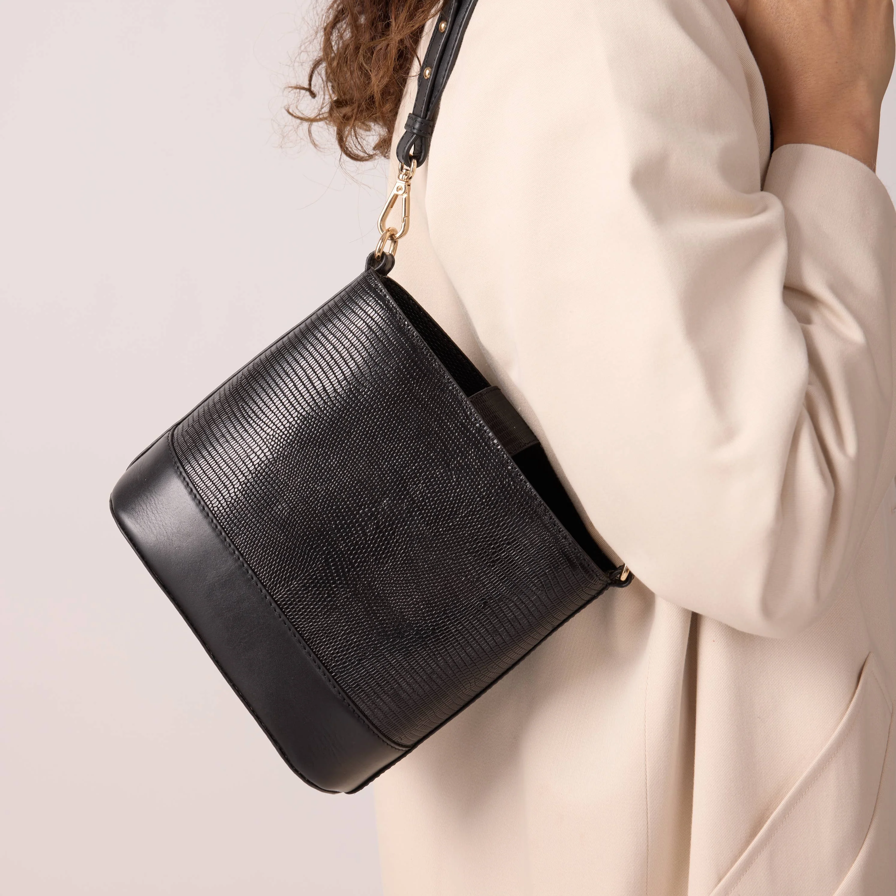 Marlon bucket bag in black lizard-embossed print - Image 2