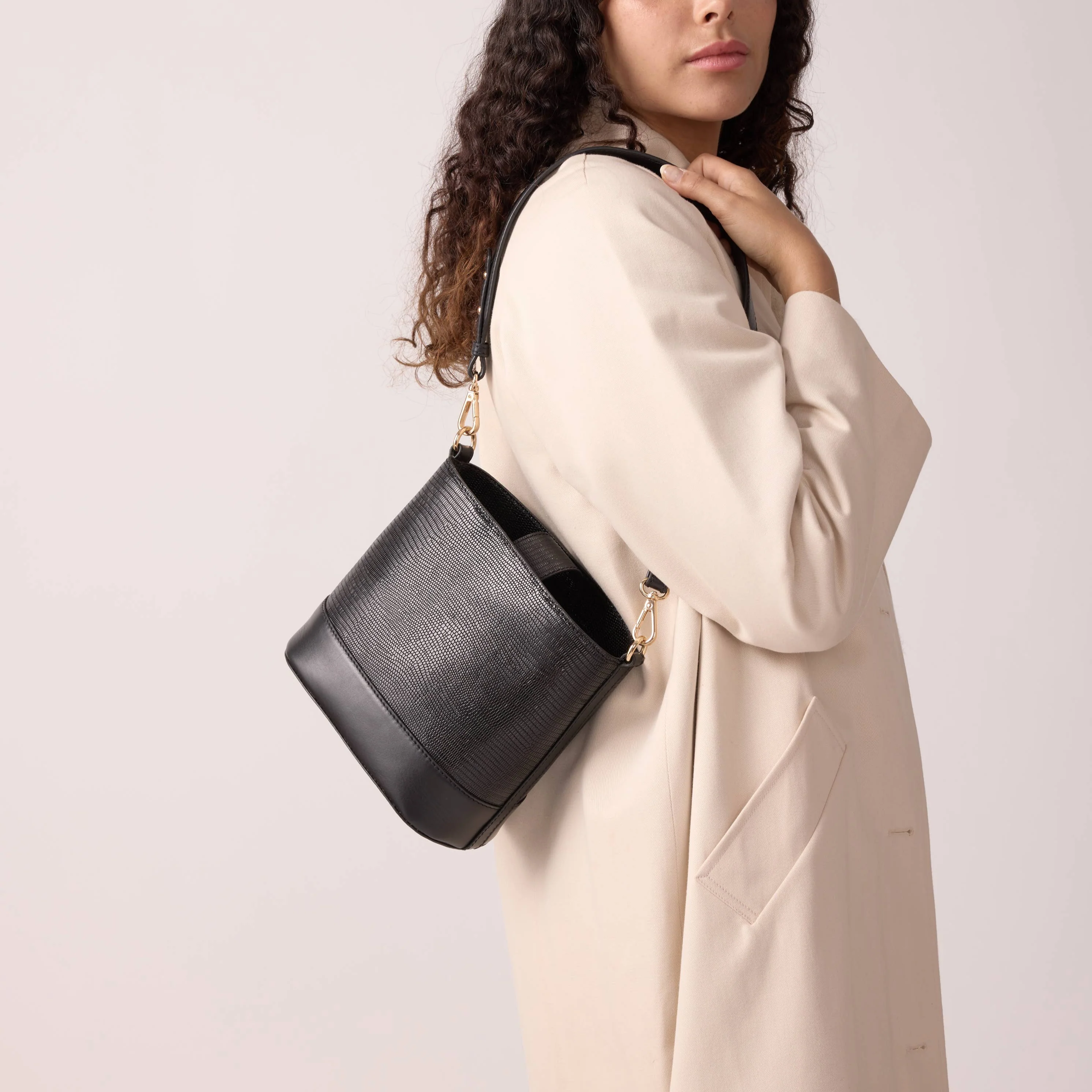 Marlon bucket bag in black lizard-embossed print - Image 3