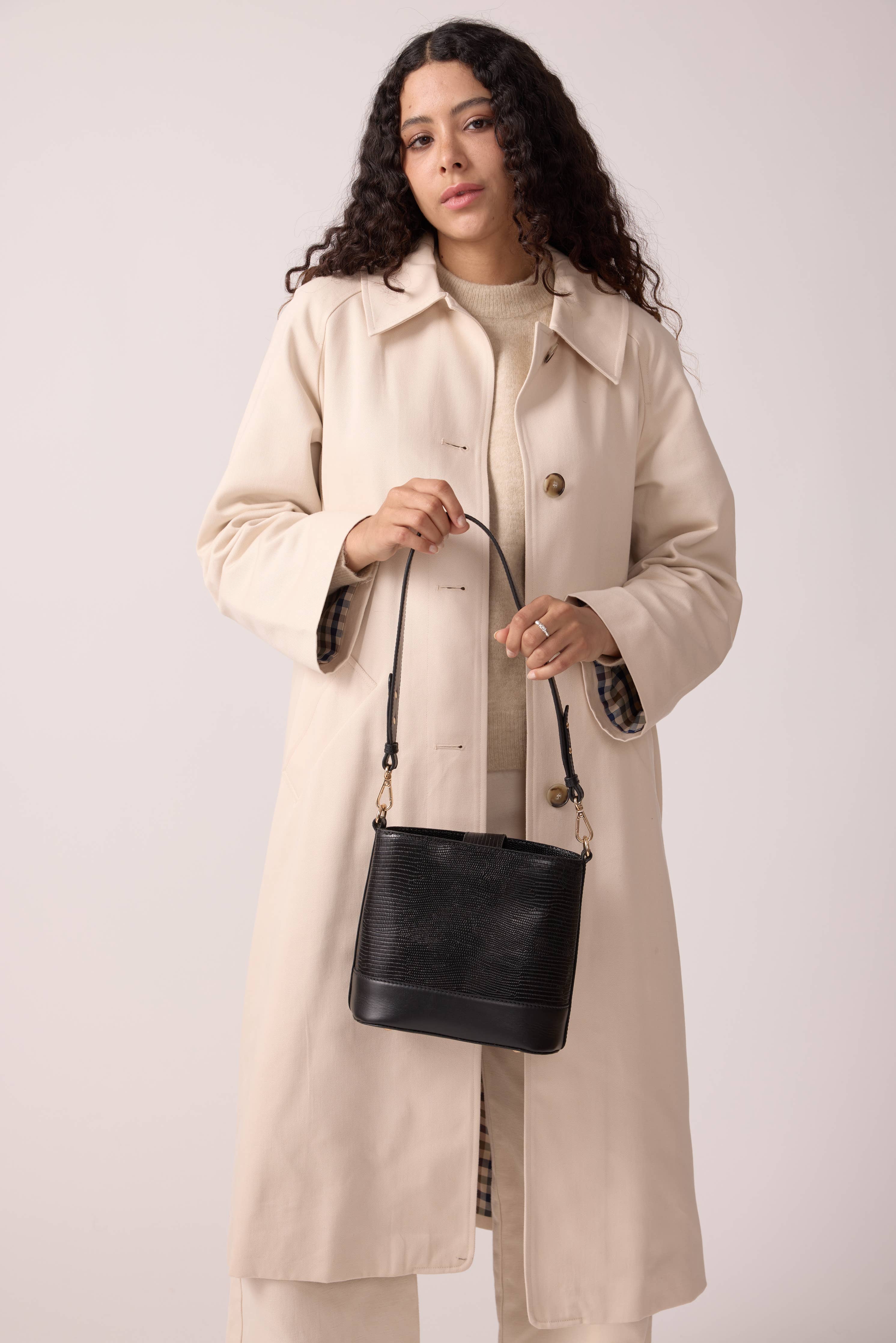 Marlon bucket bag in black lizard-embossed print - Image 4