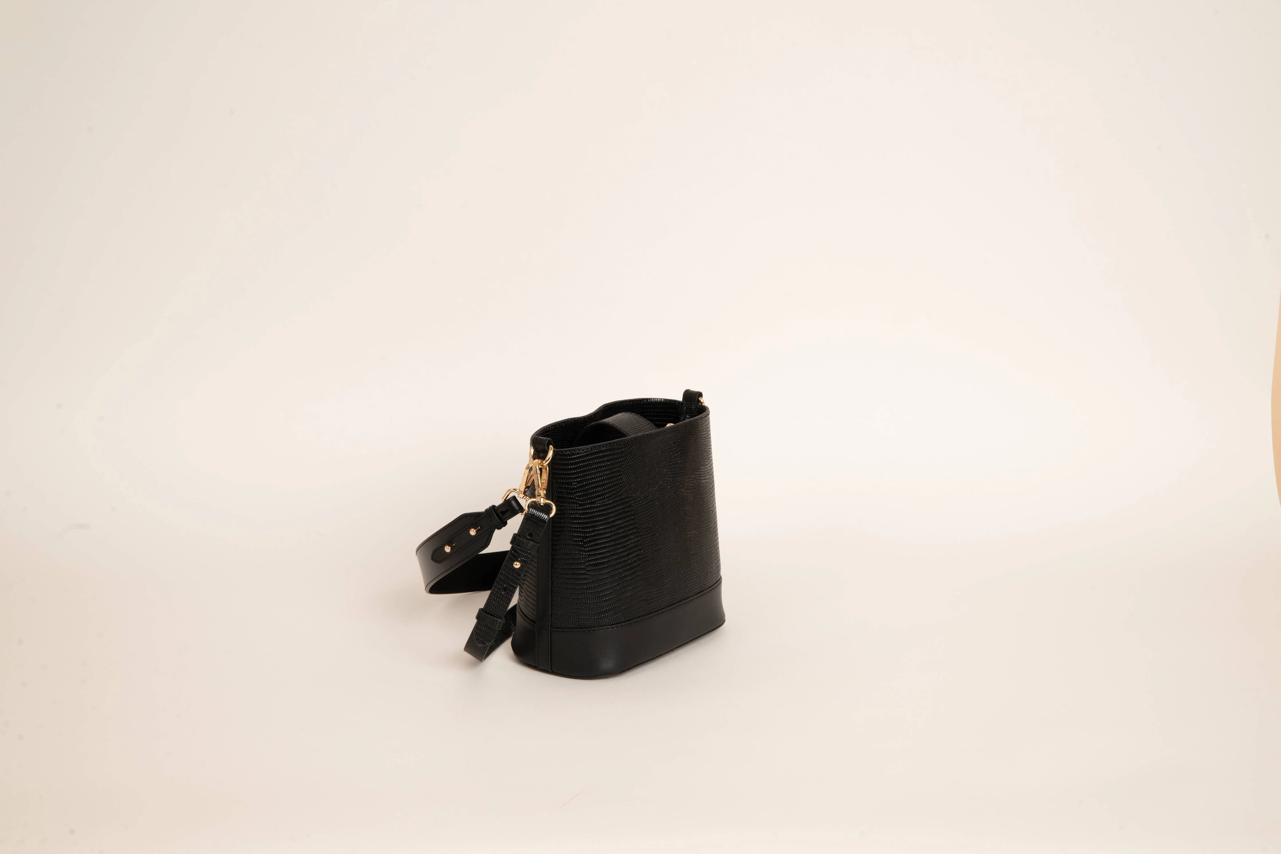 Marlon bucket bag in black lizard-embossed print - Image 6