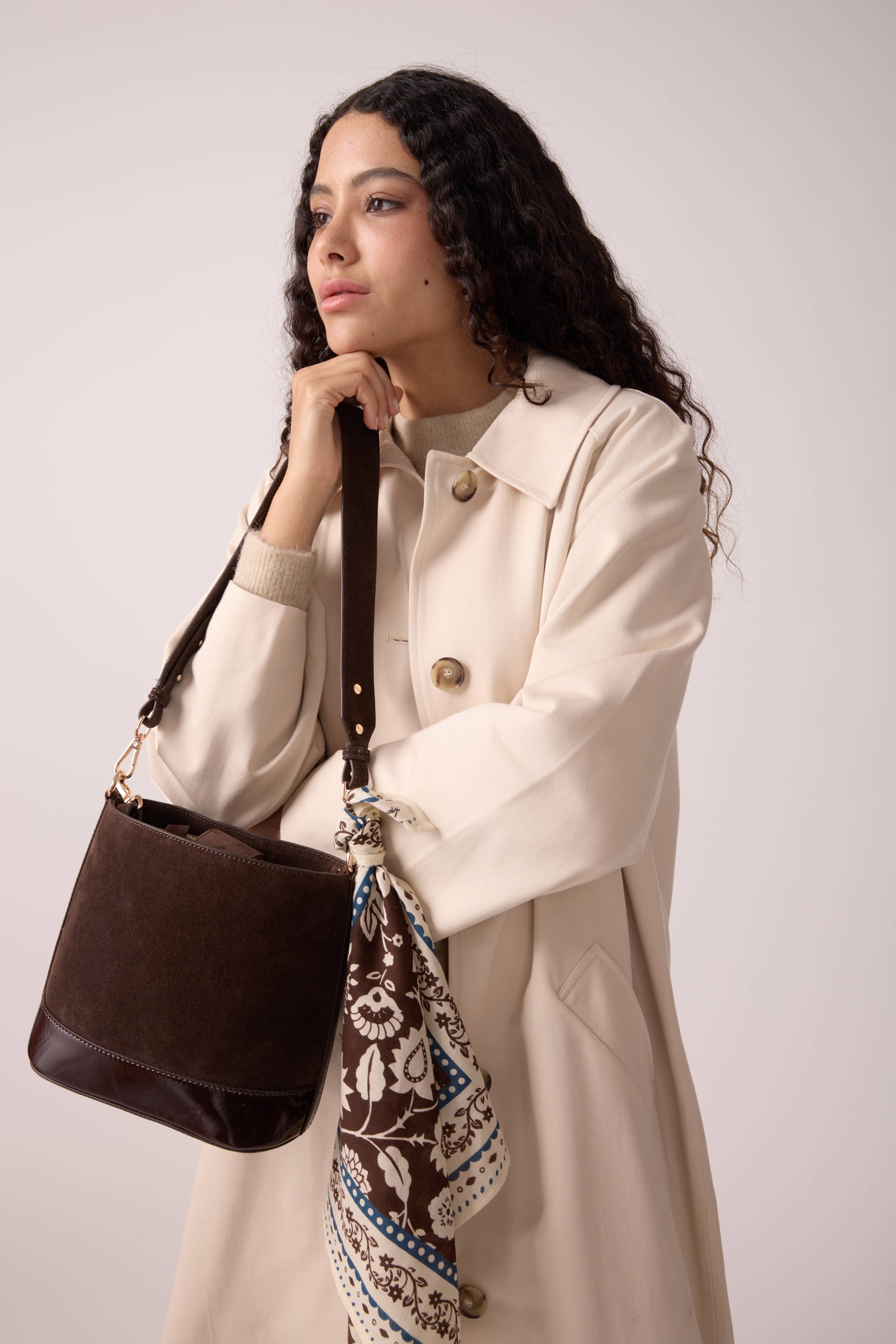 Marlon bucket bag in chocolate suede - Image 7
