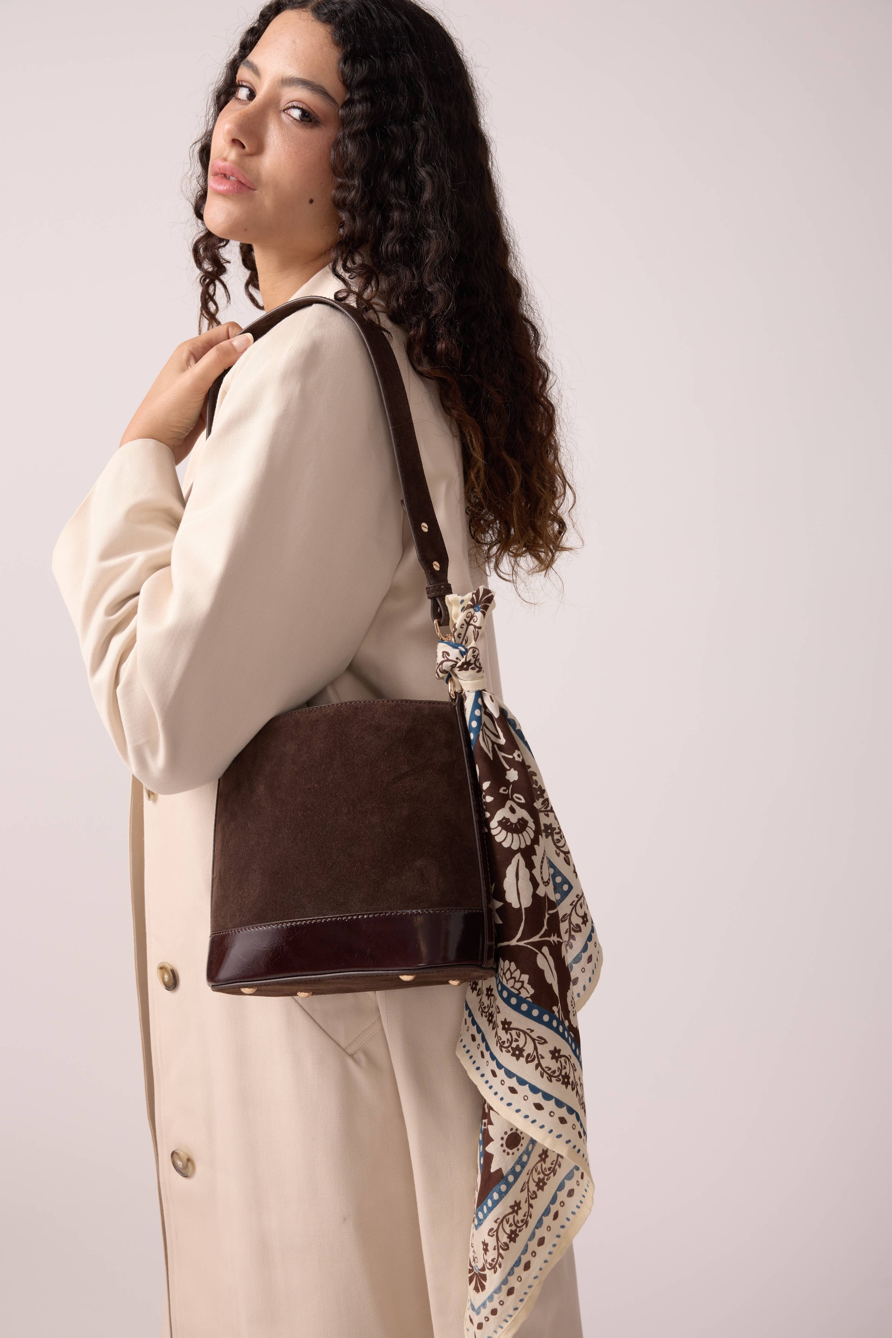 Marlon bucket bag in chocolate suede - Image 9